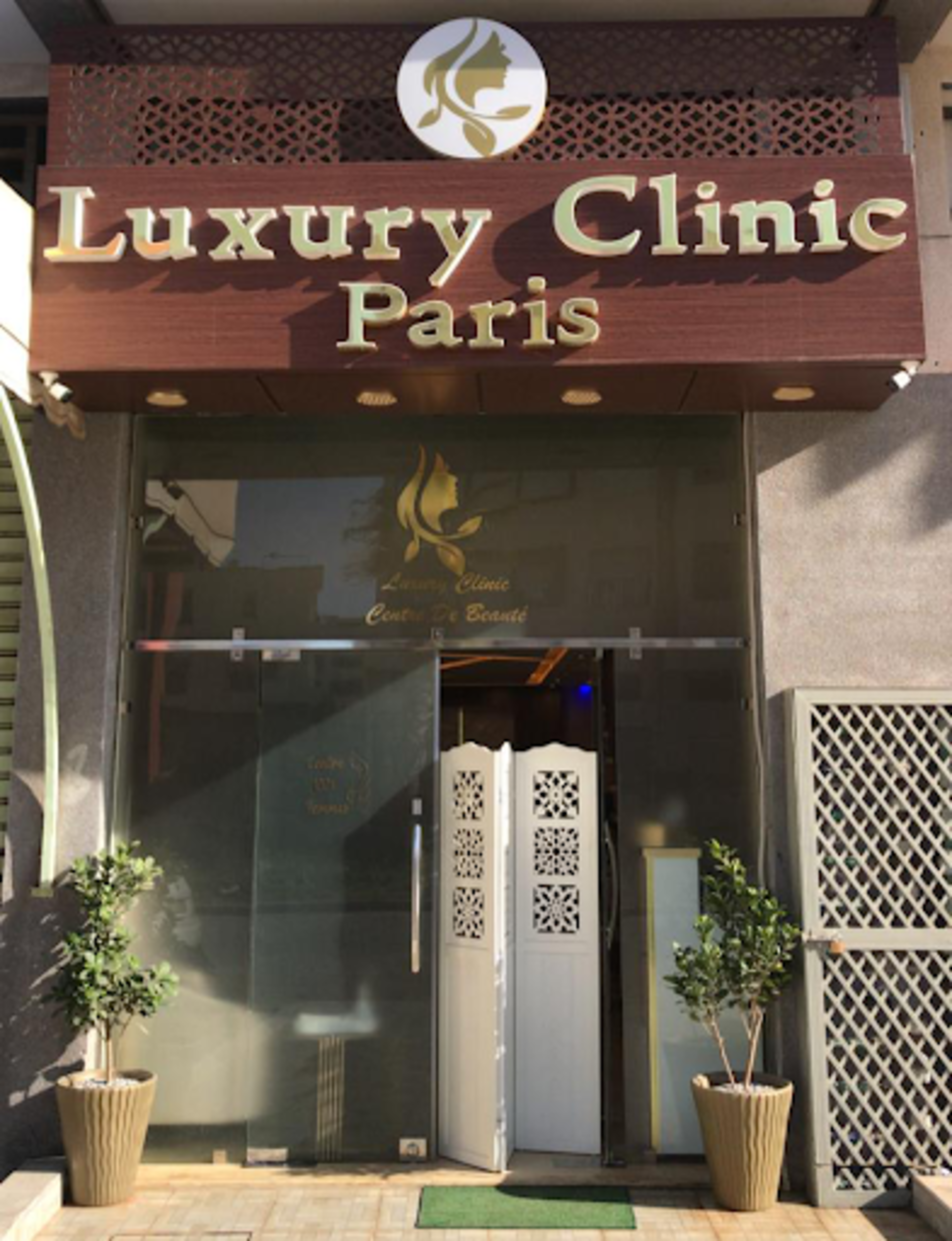 Luxury Clinic - logo