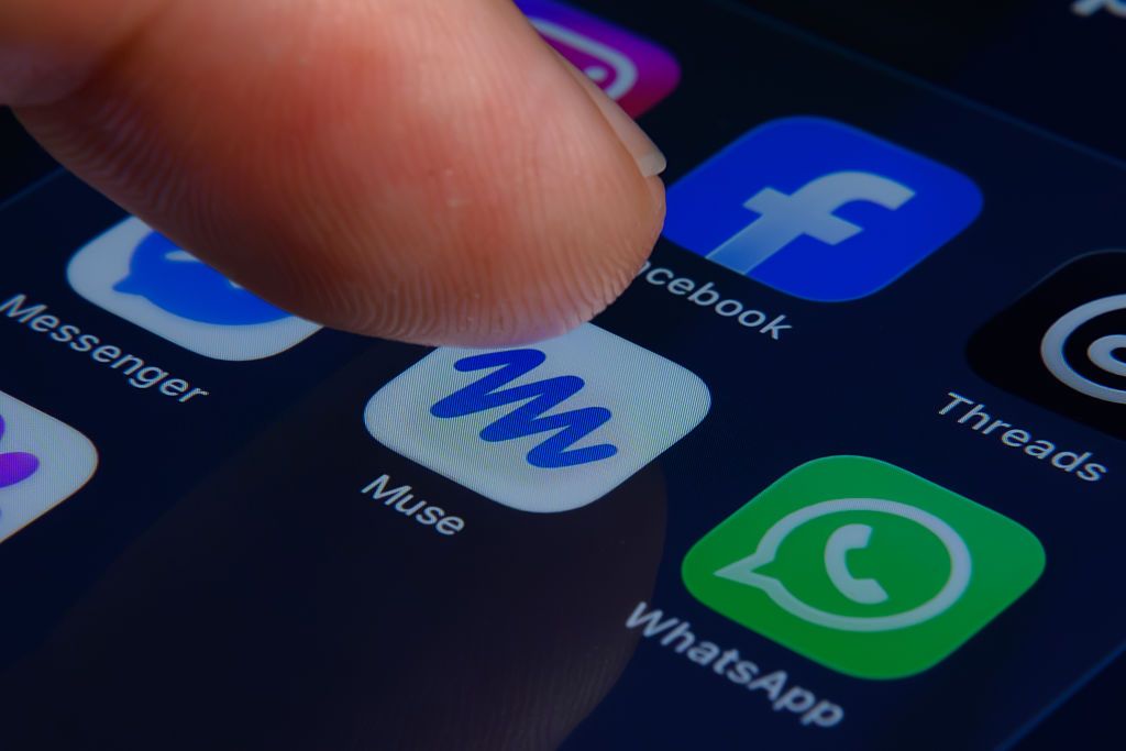 TechCrunch reports Meta's Muse surpasses ChatGPT's early mobile downloads in US and Canada.