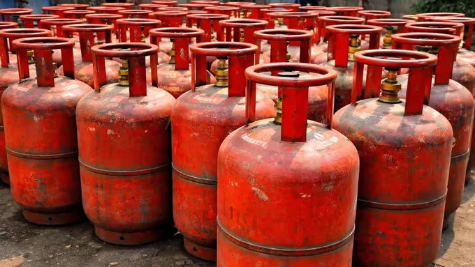 देश में LPG सिलेंडर की किल्लत: कई शहरों में होटल-रेस्टोरेंट पर संकट, सप्लाई में देरी से बढ़ी चिंता
