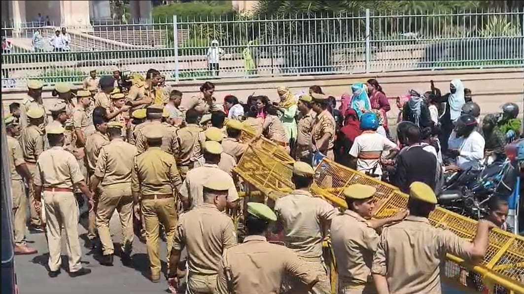 लखनऊ में CM हेल्पलाइन कर्मचारियों का उग्र प्रदर्शन, पुलिस से टकराव