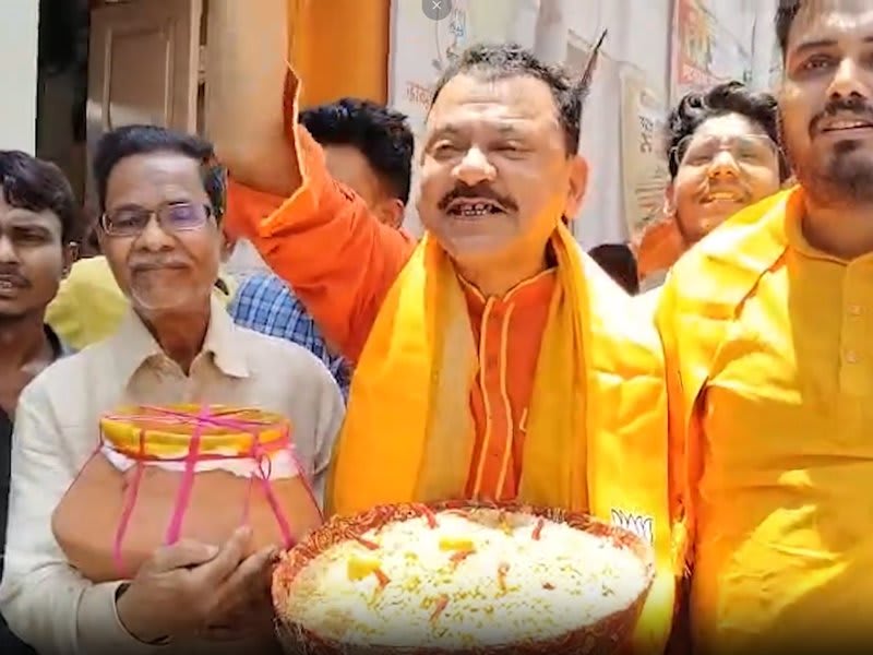 बंगाल में BJP का जश्न, कोलकाता में कमला भोग और झाल मुड़ी बंटी