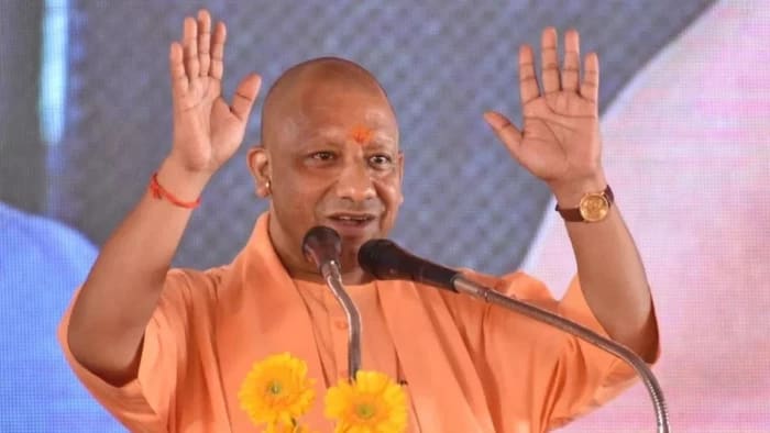 सड़क पर नमाज नहीं पढ़ने देंगे: CM योगी के बयान से गरमाई यूपी की राजनीति
