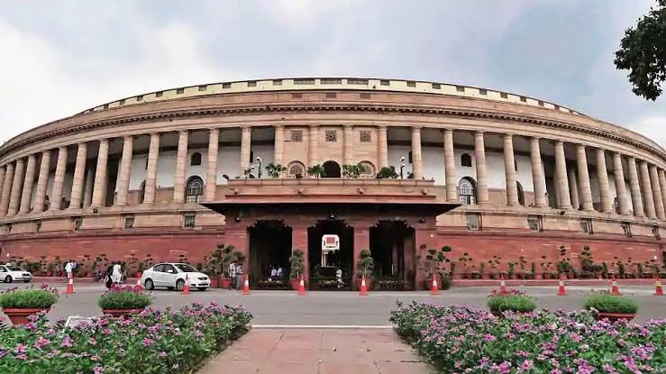 केंद्र सरकार की नई नीति पर राजनीति: क्या बदलावों से आम आदमी को फायदा होगा?