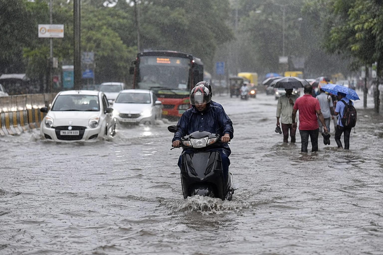 केरल में मूसलधार बारिश का कहर: कोझिकोड, वायनाड, कन्नूर, कासरगोड में रेड अलर्ट, स्कूल-कॉलेज बंद