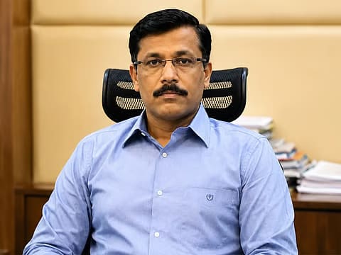 कौन हैं तुकाराम मुंढे? 25 बार तबादला झेल चुके IAS अफसर जिन्होंने मचाई खाने-पीने की दुनिया में खलबली