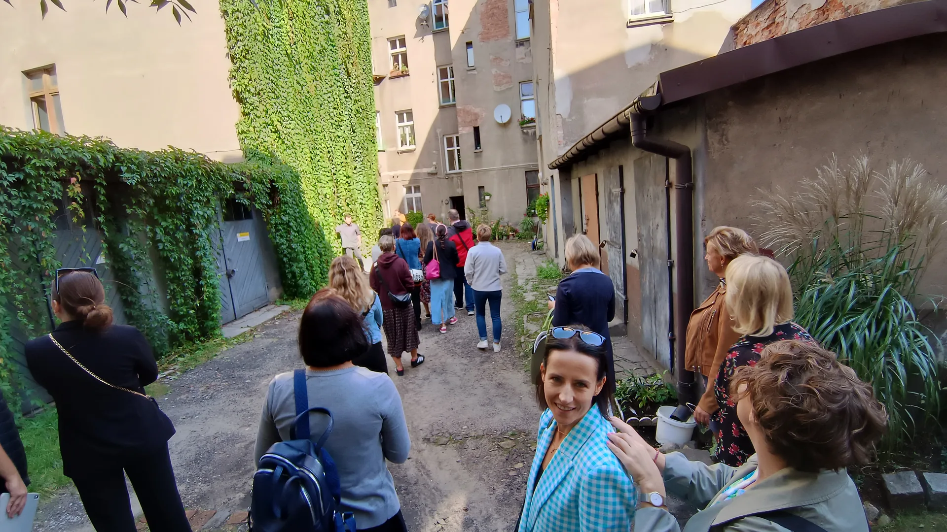 Spacer badawczy urzędników po podwórzu kamienicy w Tarnowskich Górach