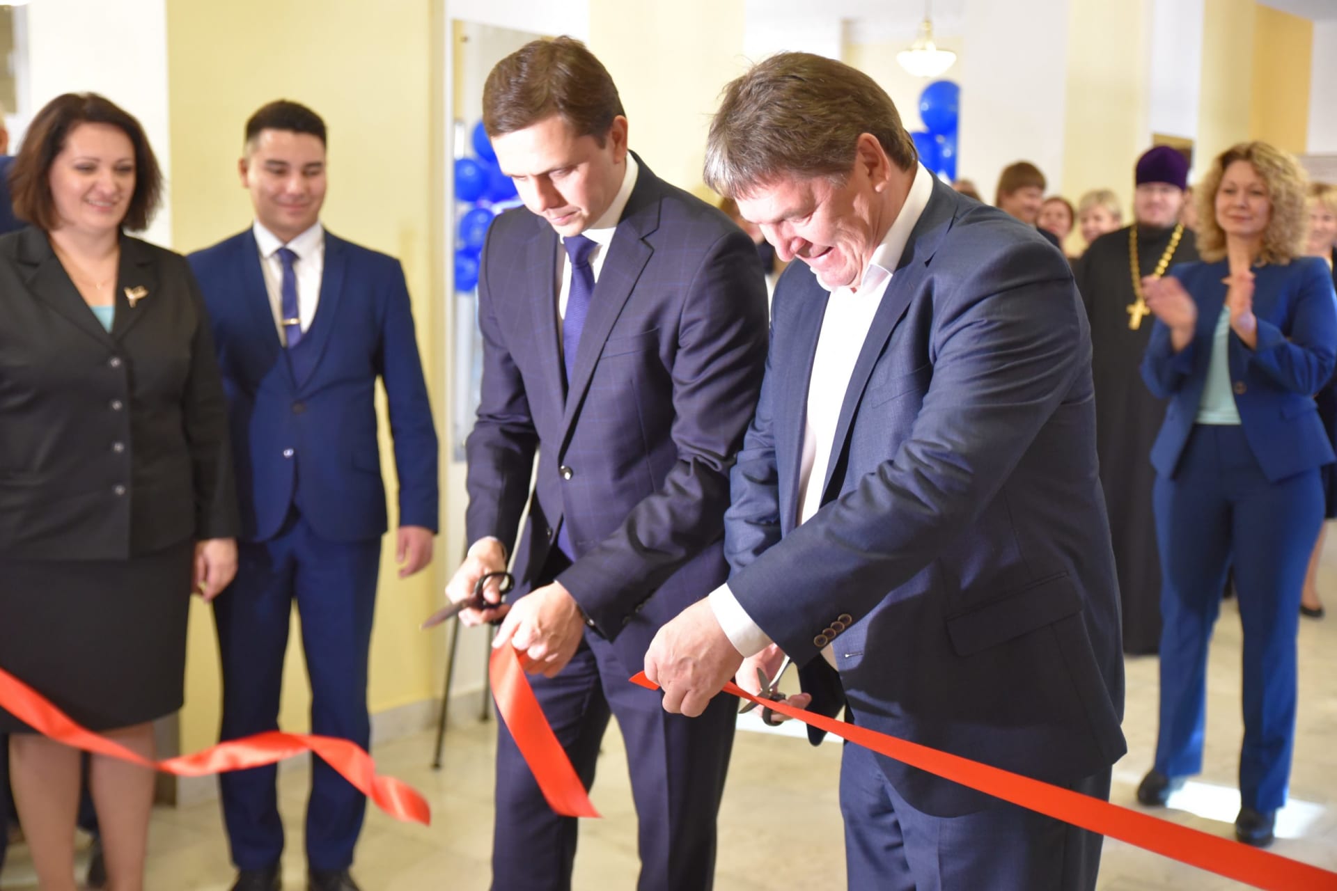 чиновники при обрезание ленты