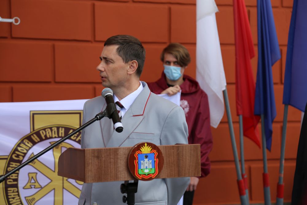 Сергей Логвинов в железнодорожный форме у кафедры