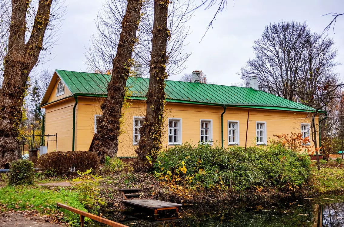 жёлтый деревянный дом в Мелихово