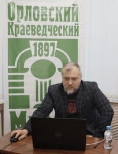 Олег Радюш читает лекцию о находках