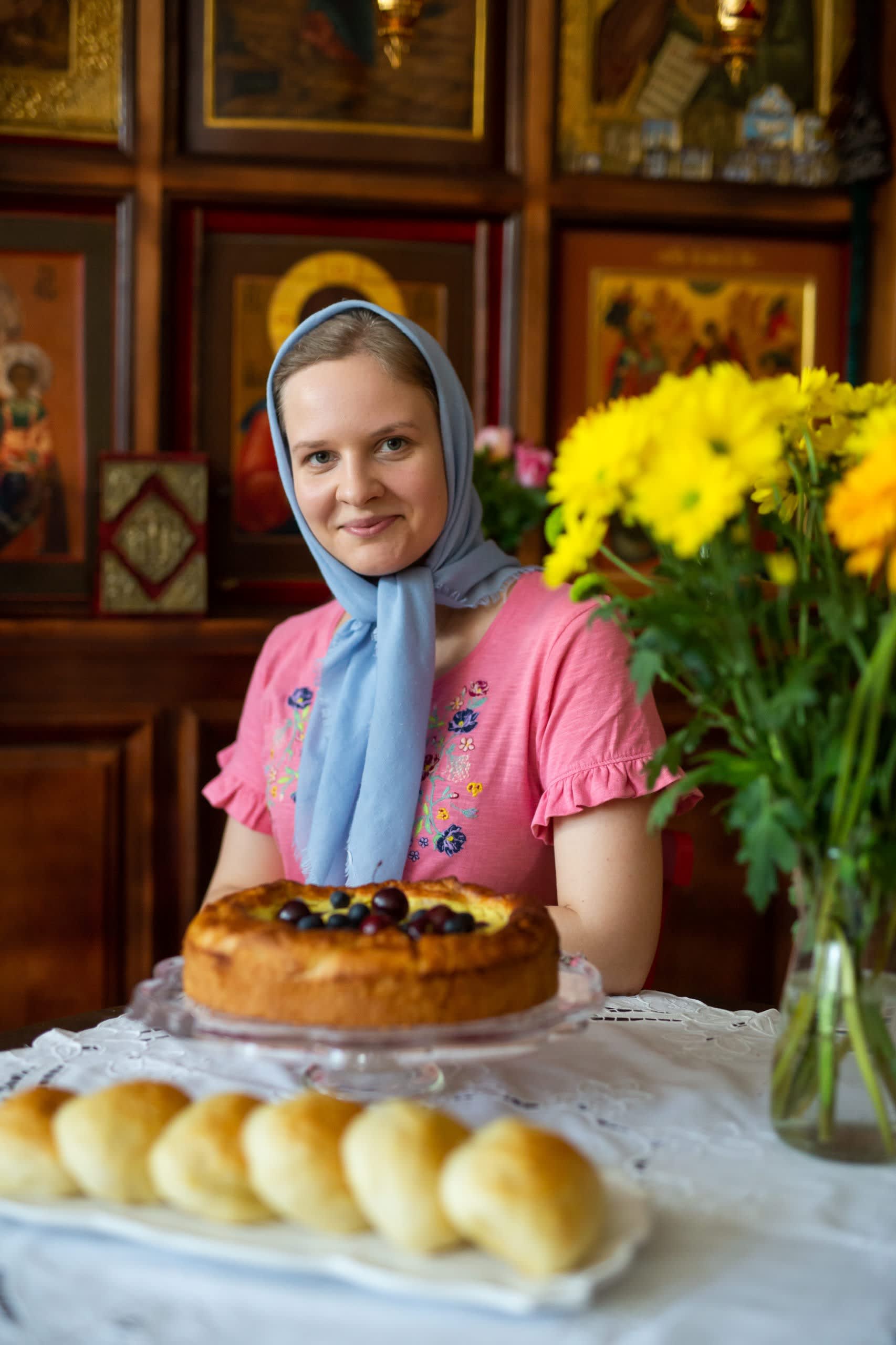 Юлиана Боярова за столом