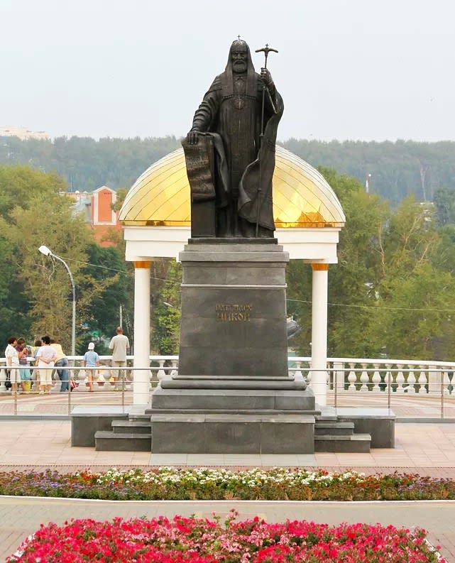 памятник патриарху Никону