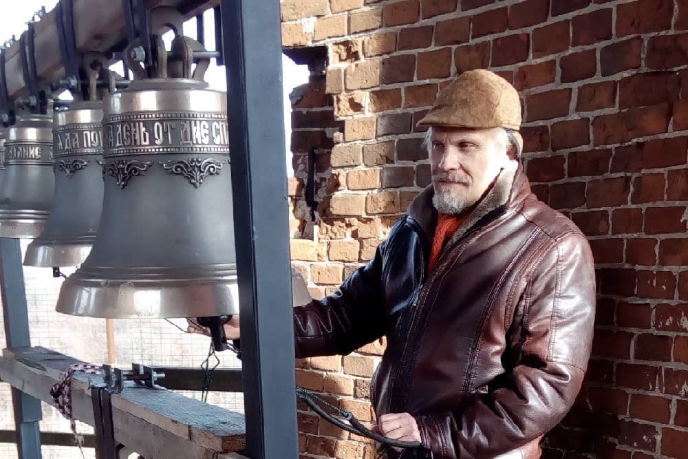 Александр Чайка исполняет звон