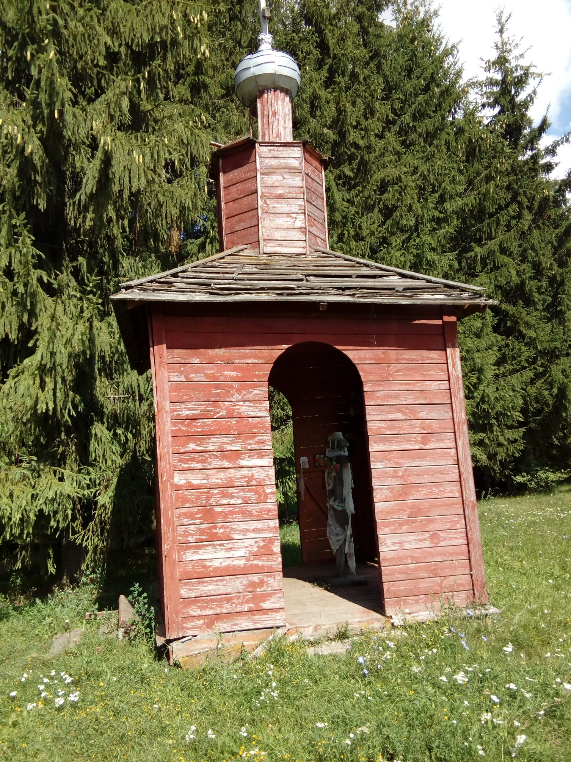 красная деревянная часовенка
