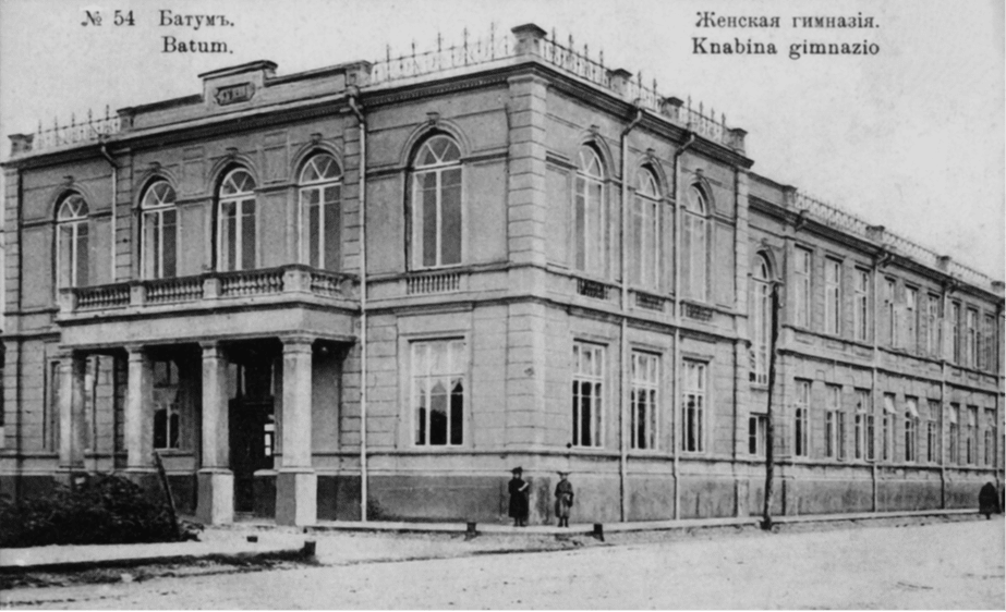 чёрно белый снимок женской гимназии