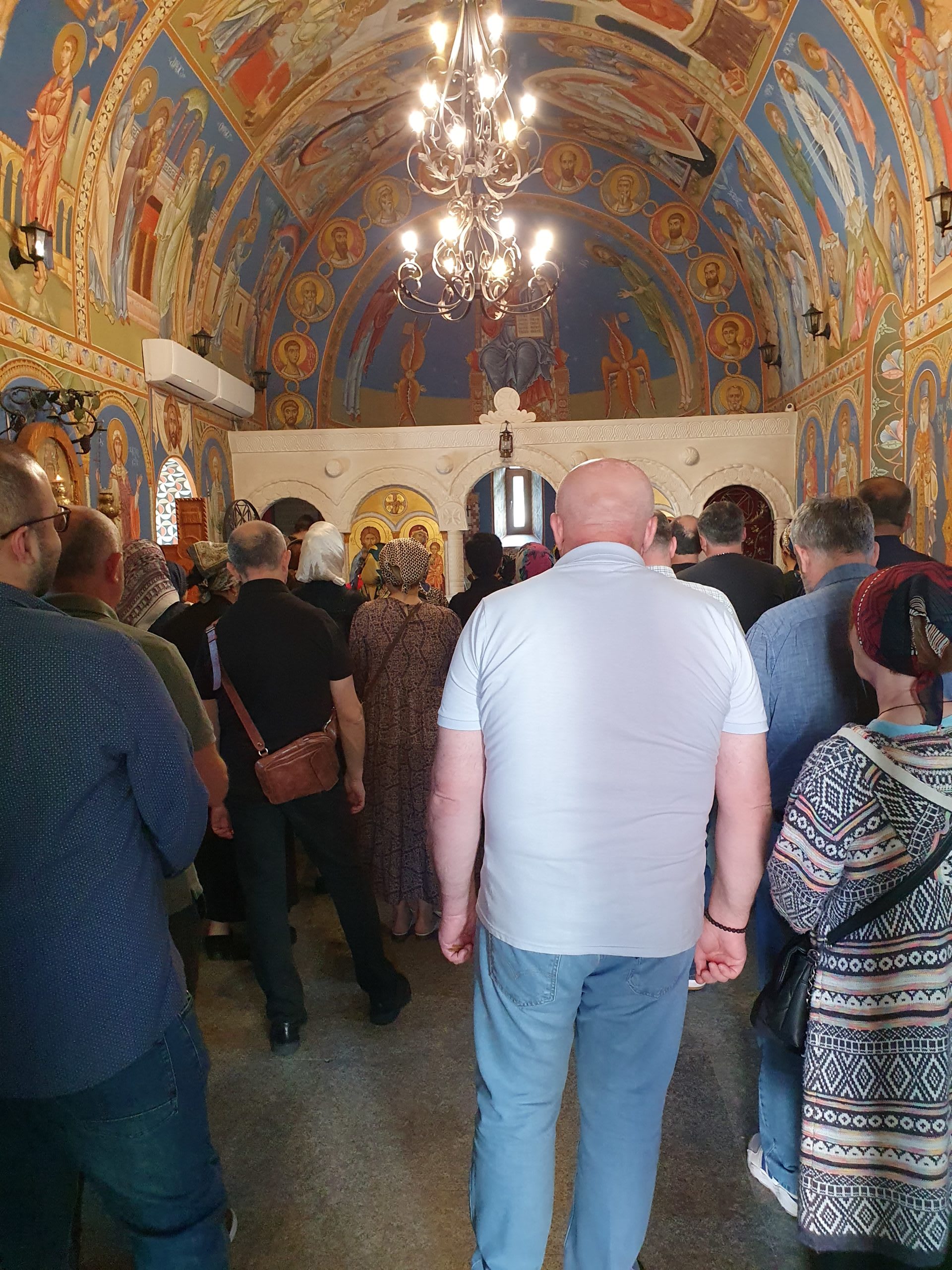 прихожане слушают службу в церкви Святой Варвары