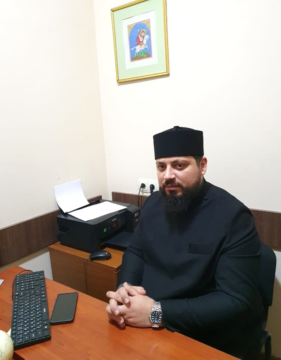 Отец Альберт за рабочем столом