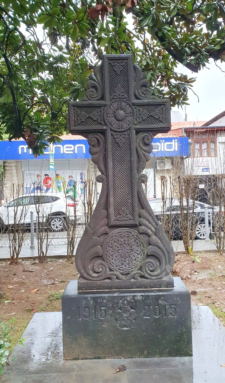 крест, установленный в сквере перед церковью
