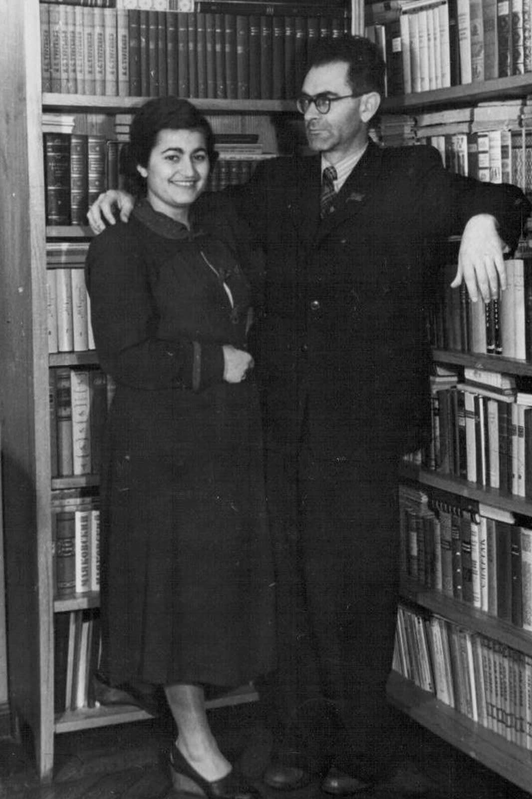 Владимир Марганидзе с женой у книжной полки