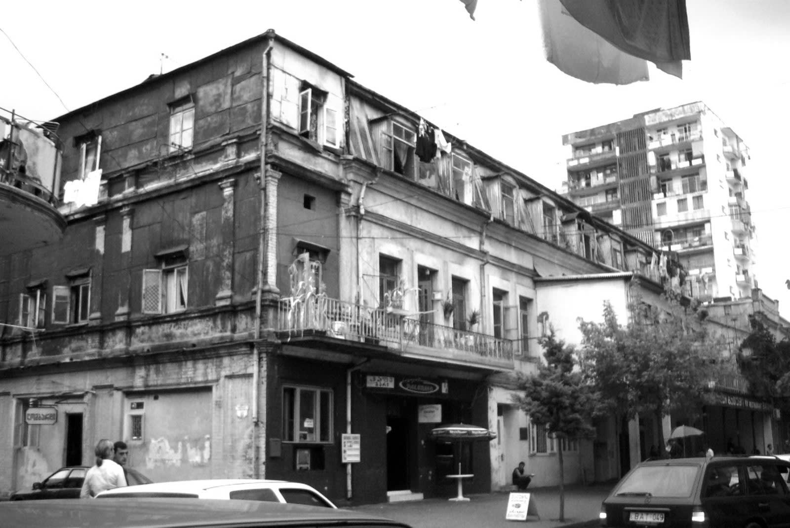 Старый дом. Чёрно белый снимок