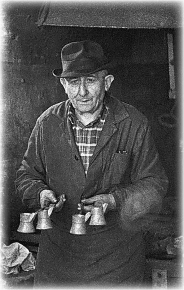 Ремесленник с джезвами в руках