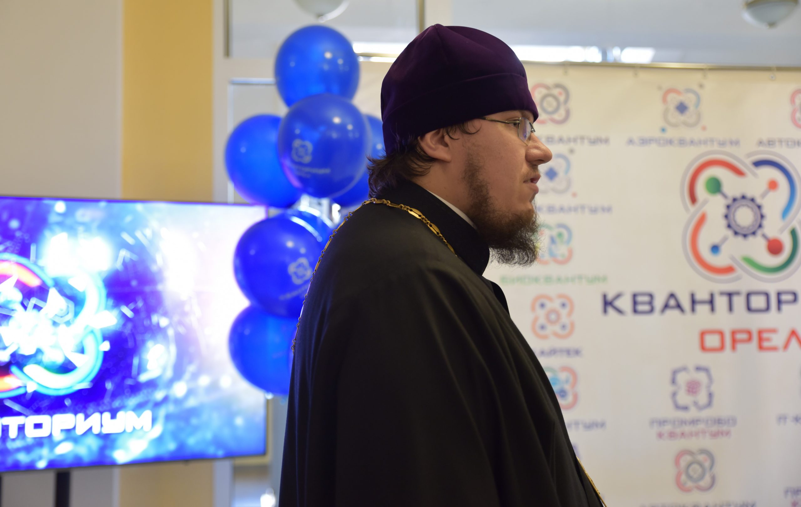 священник у стенда