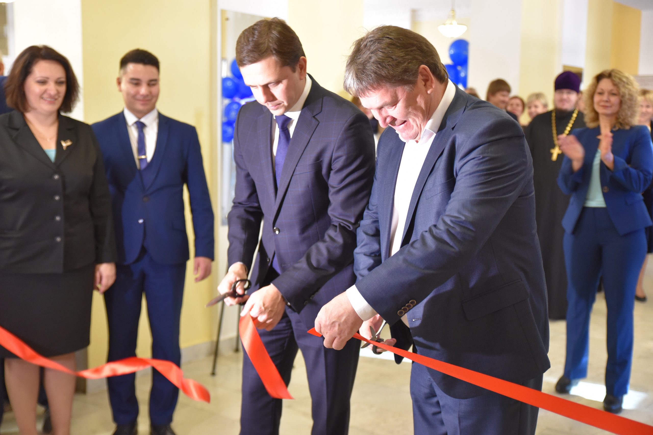 чиновники при обрезание ленты