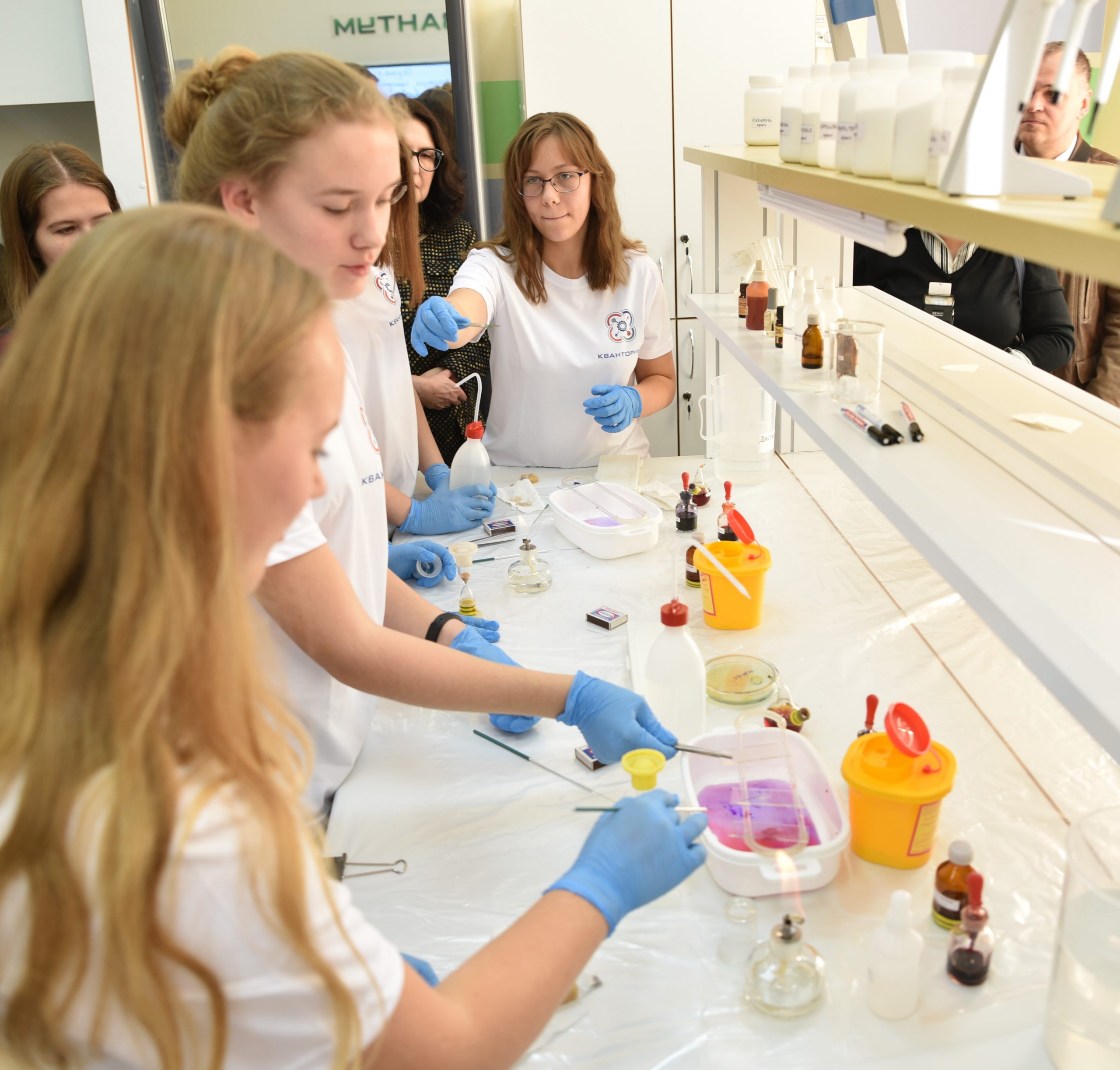 молодежь при работе в лаборатории