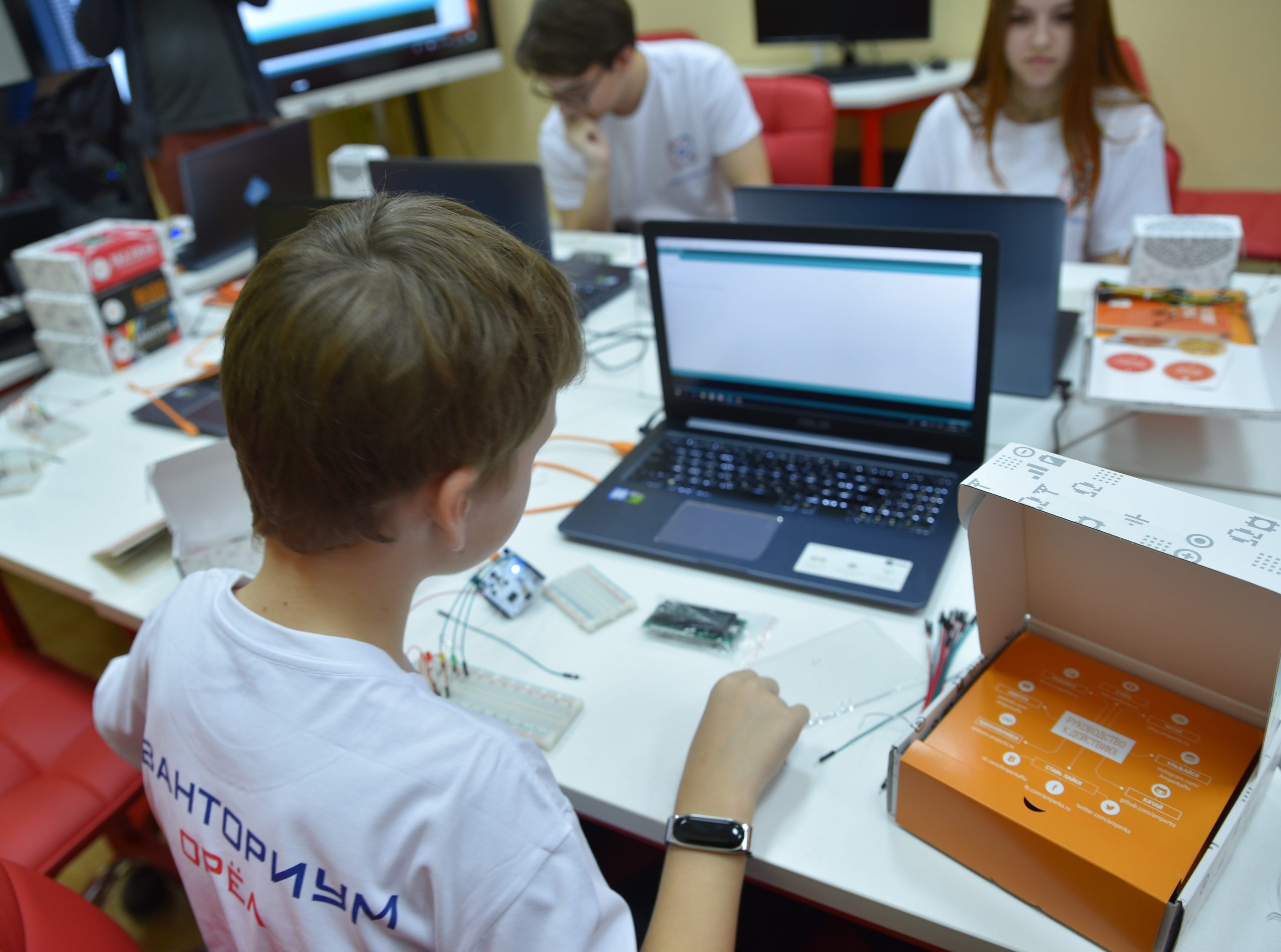 дети в процессе поиска