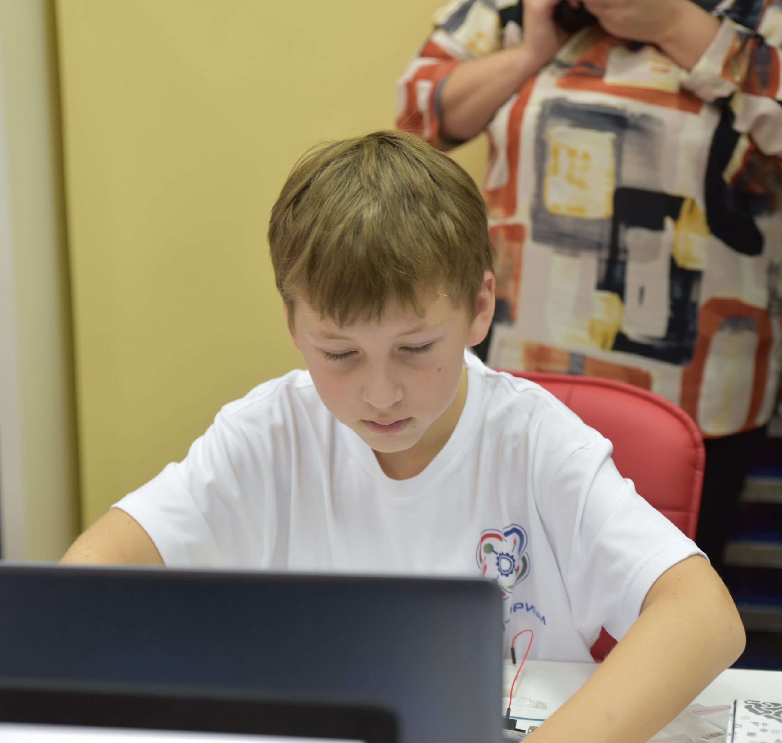 мальчик работает за компьютером