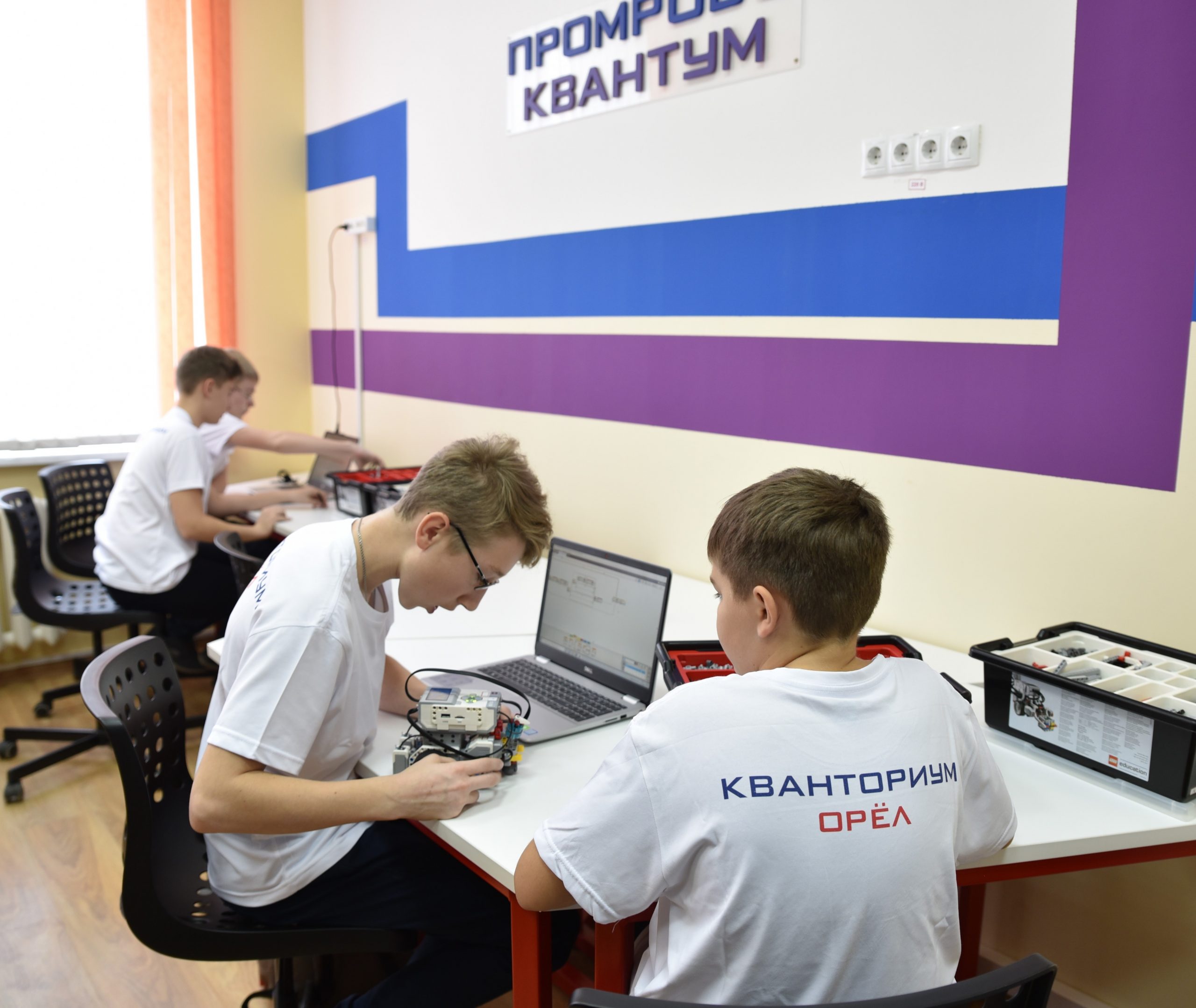 дети изучают робототехнику