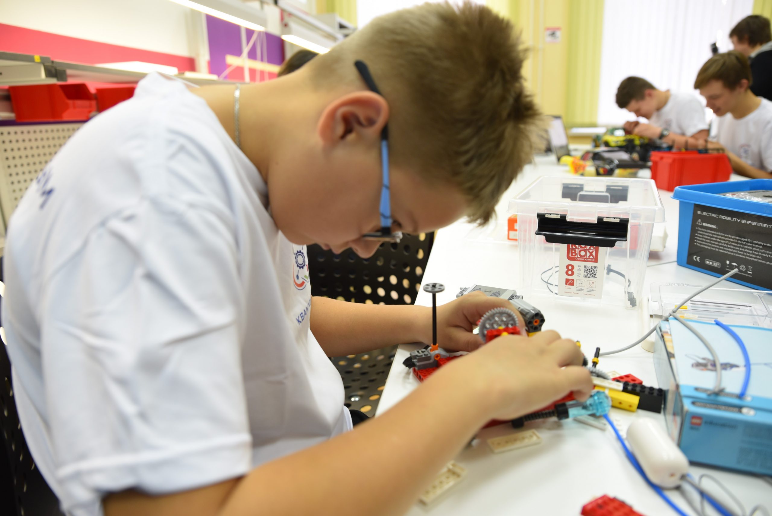 ребята собирают технику