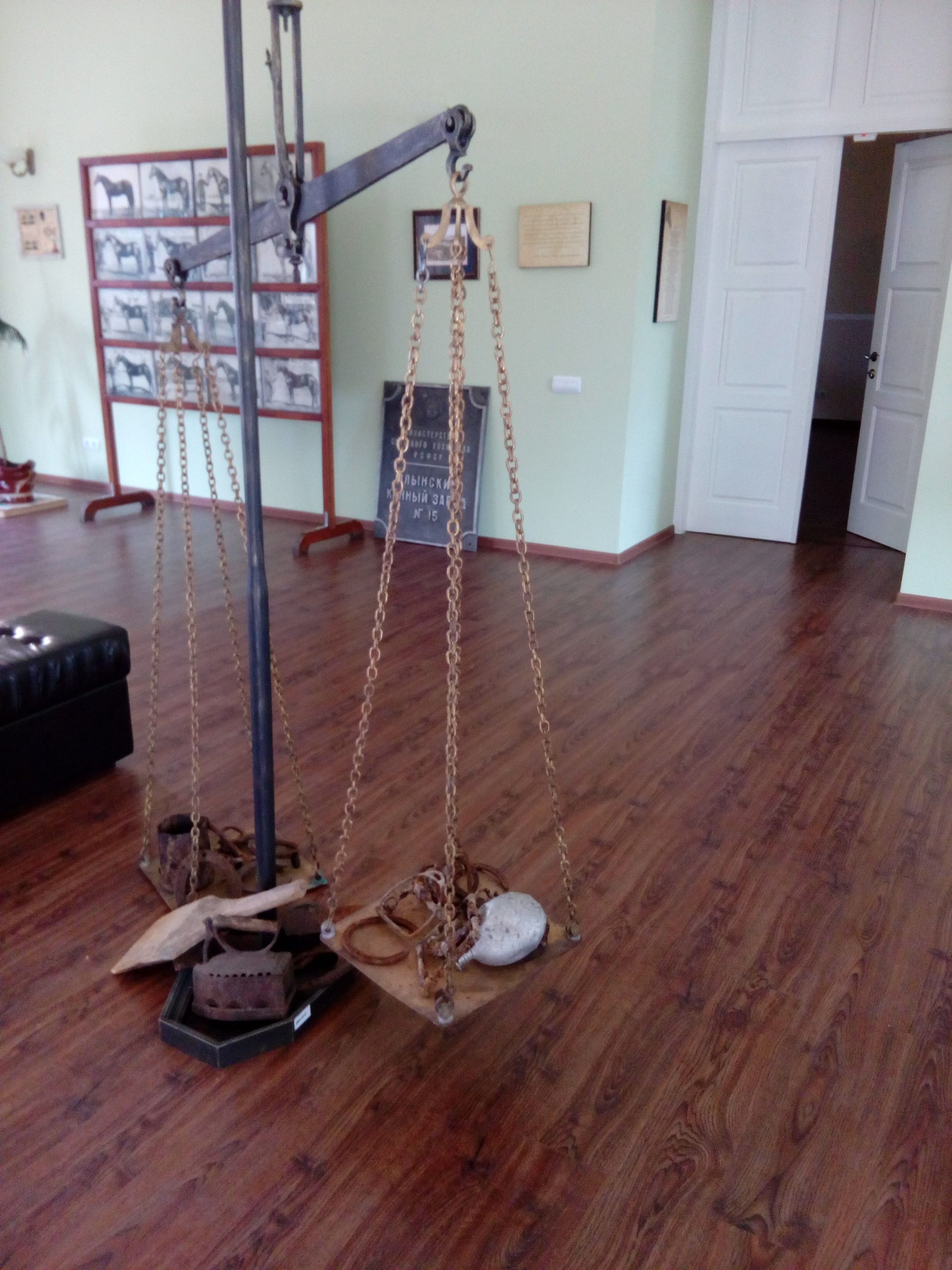 старинные весы в помещение музея