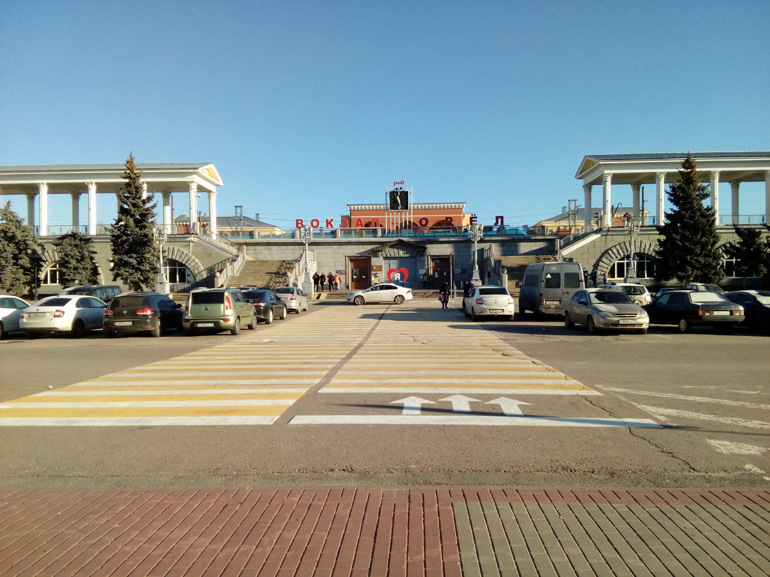 вид на парковку и здание Орловского железнодорожного вокзала