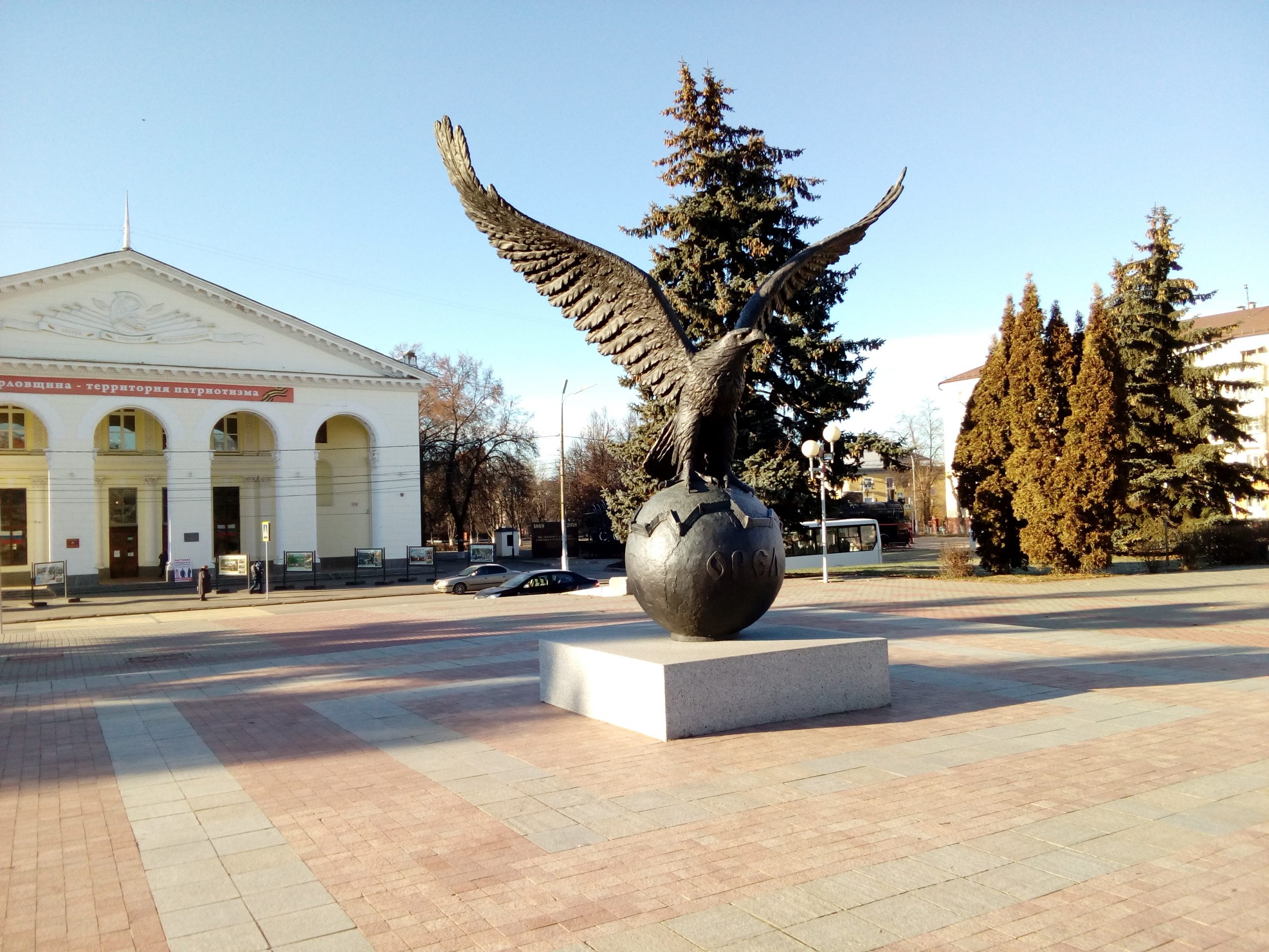 памятник Орлу в виде орла с расправленными крыльями