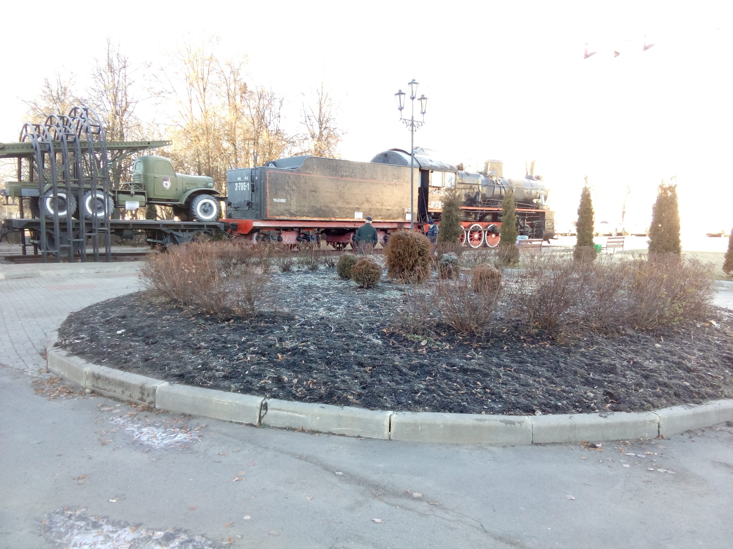 старый паровоз с техникой