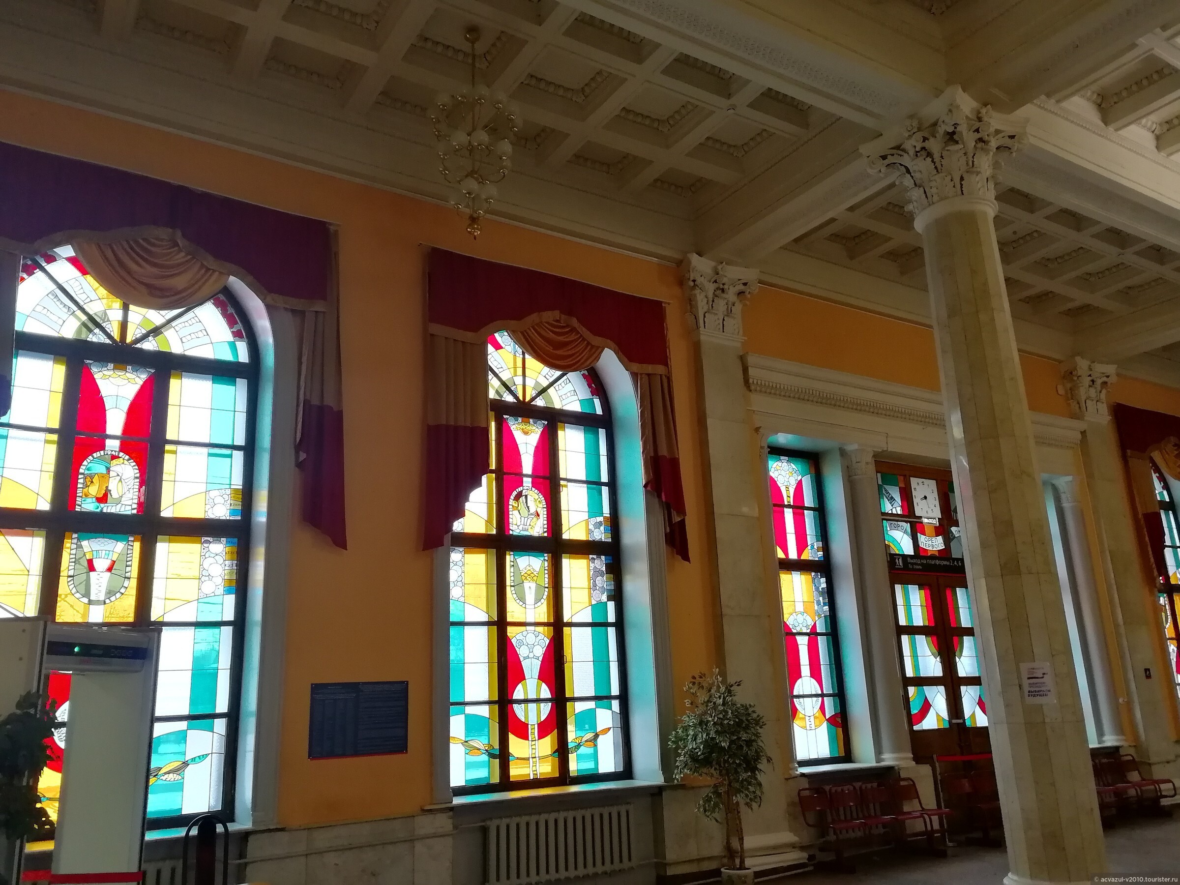 вид на витражи из зала ожидания вокзала