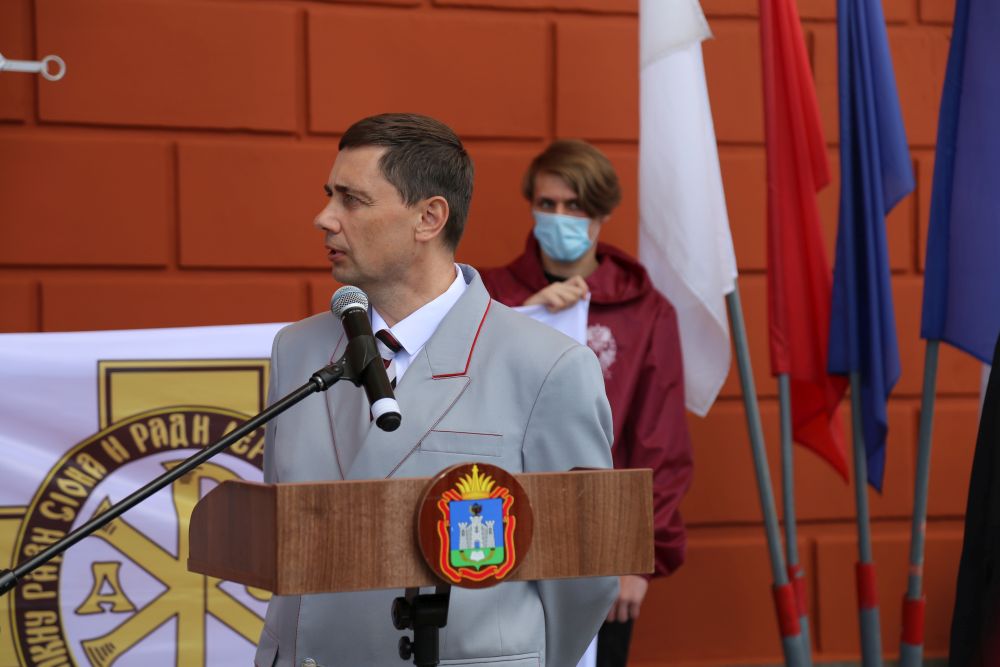 Сергей Логвинов в железнодорожный форме у кафедры