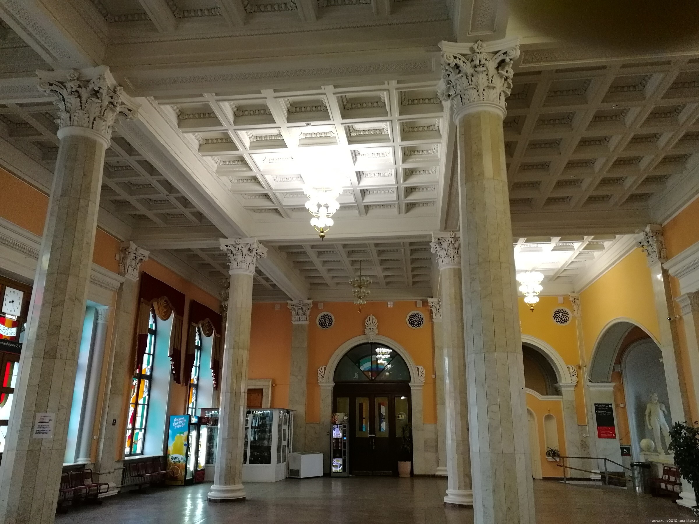 зал ожидания с арками и люстрами Орловского вокзала