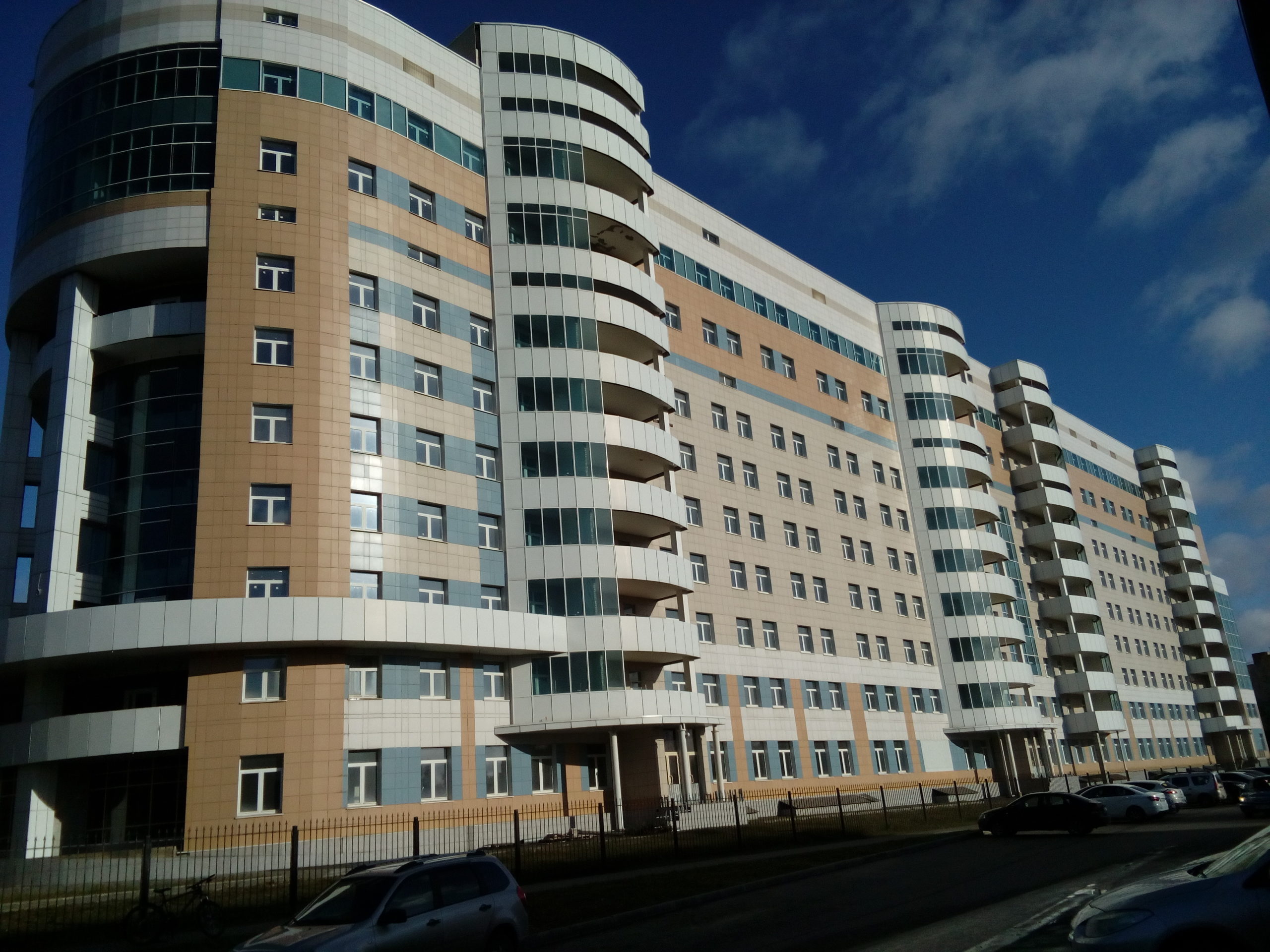 здание недостроенного медицинского центра