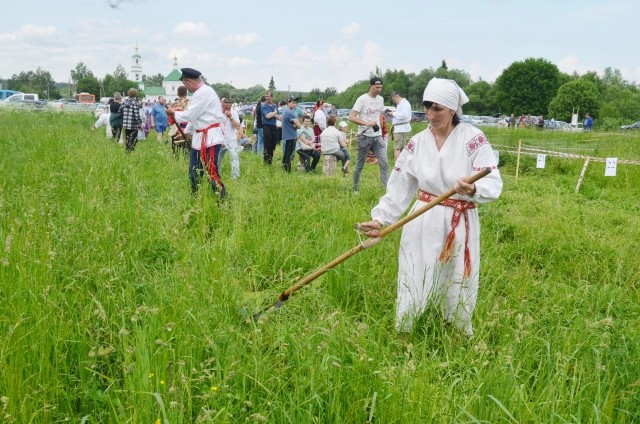 Людмила Сычева с косой в традиционной одежде