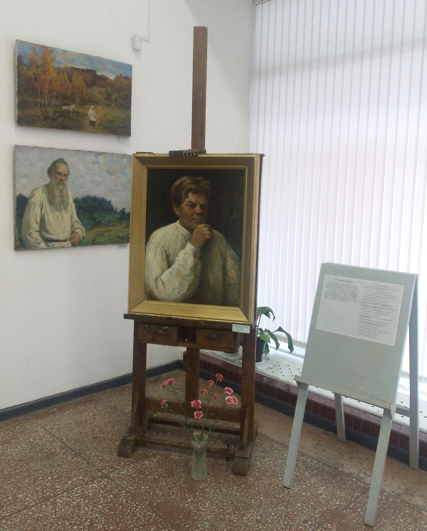 комната с работами художника