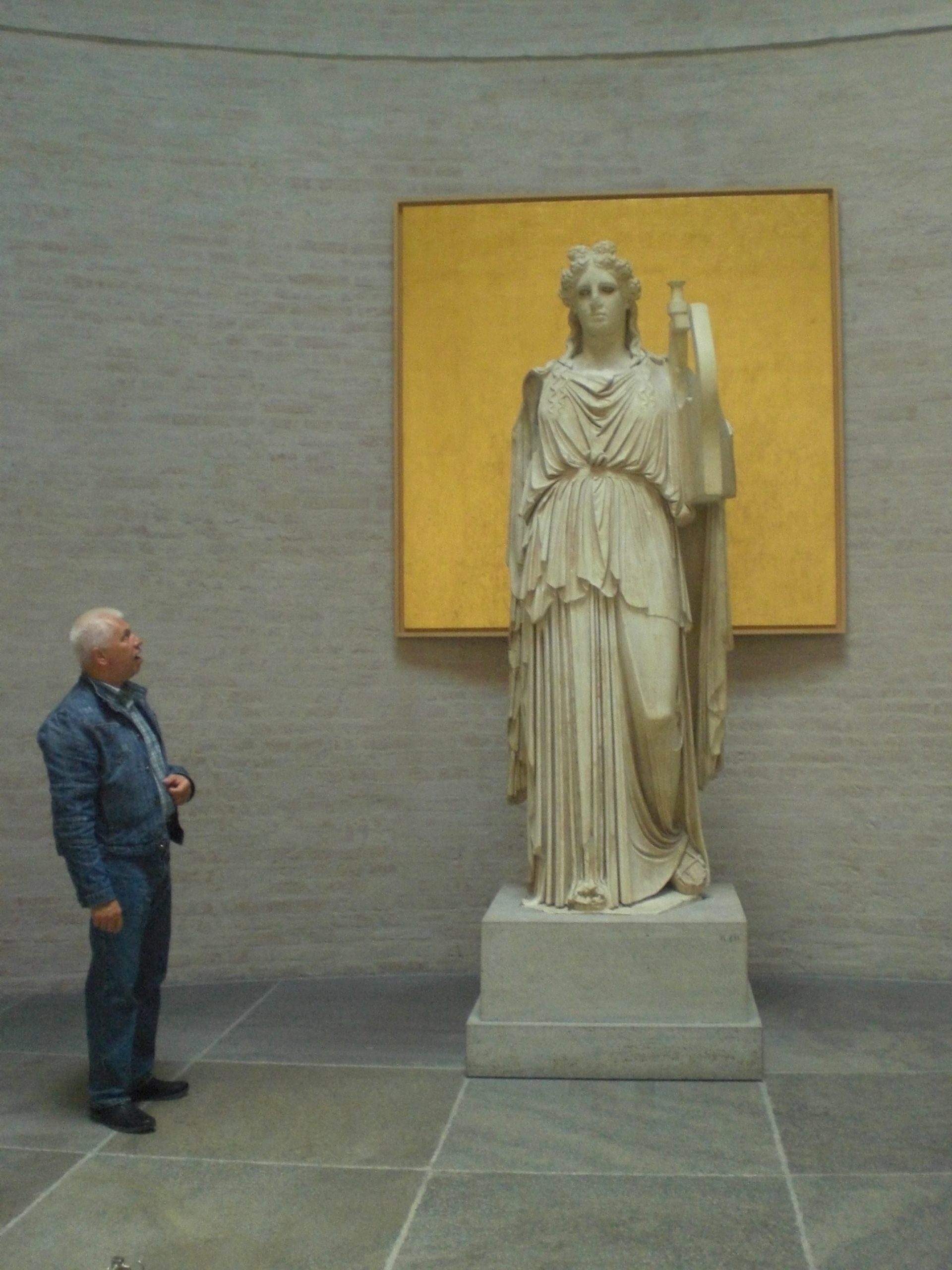 Юрий Копытов у статуи