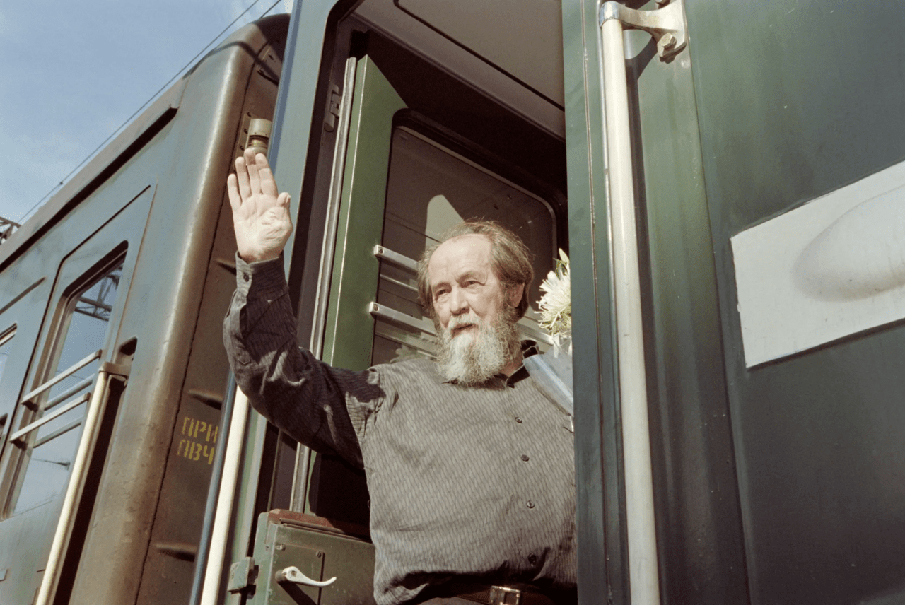 Александр Солженицын машет из двери поезда