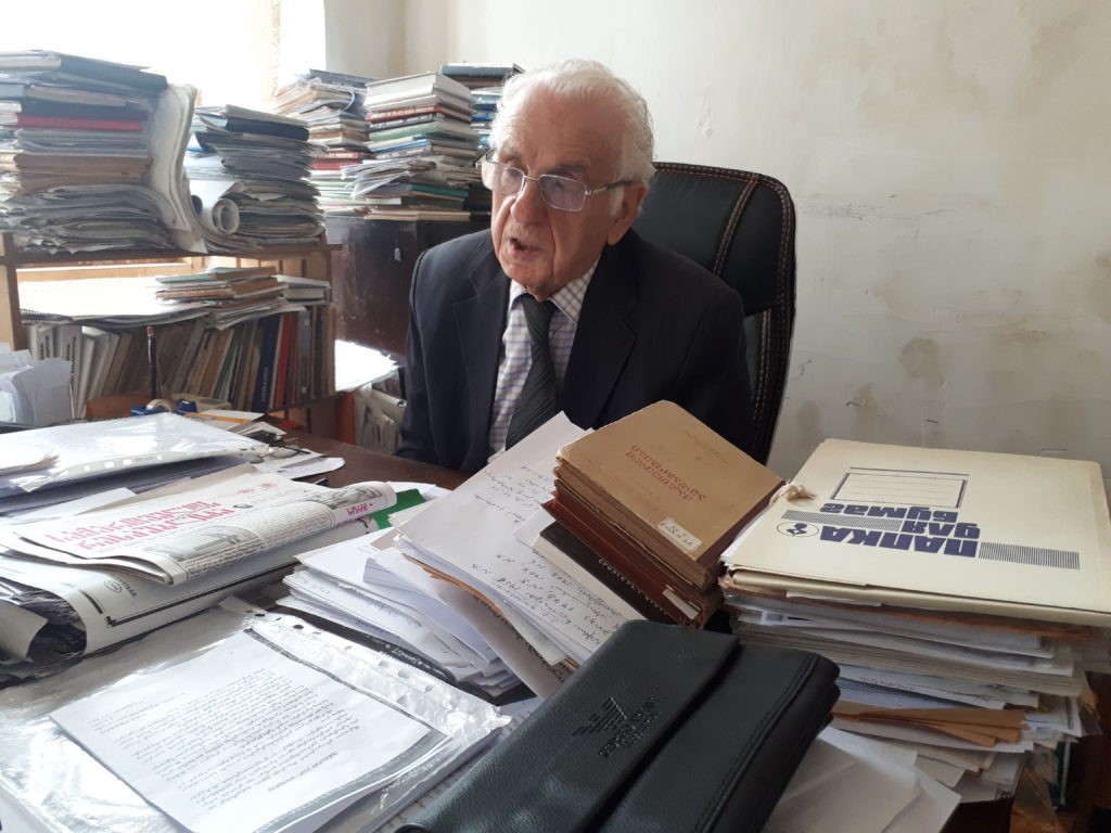 Рамаз Сурманидзе за рабочим столом