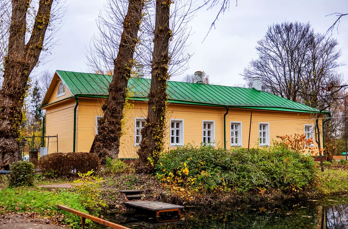 жёлтый деревянный дом в Мелихово