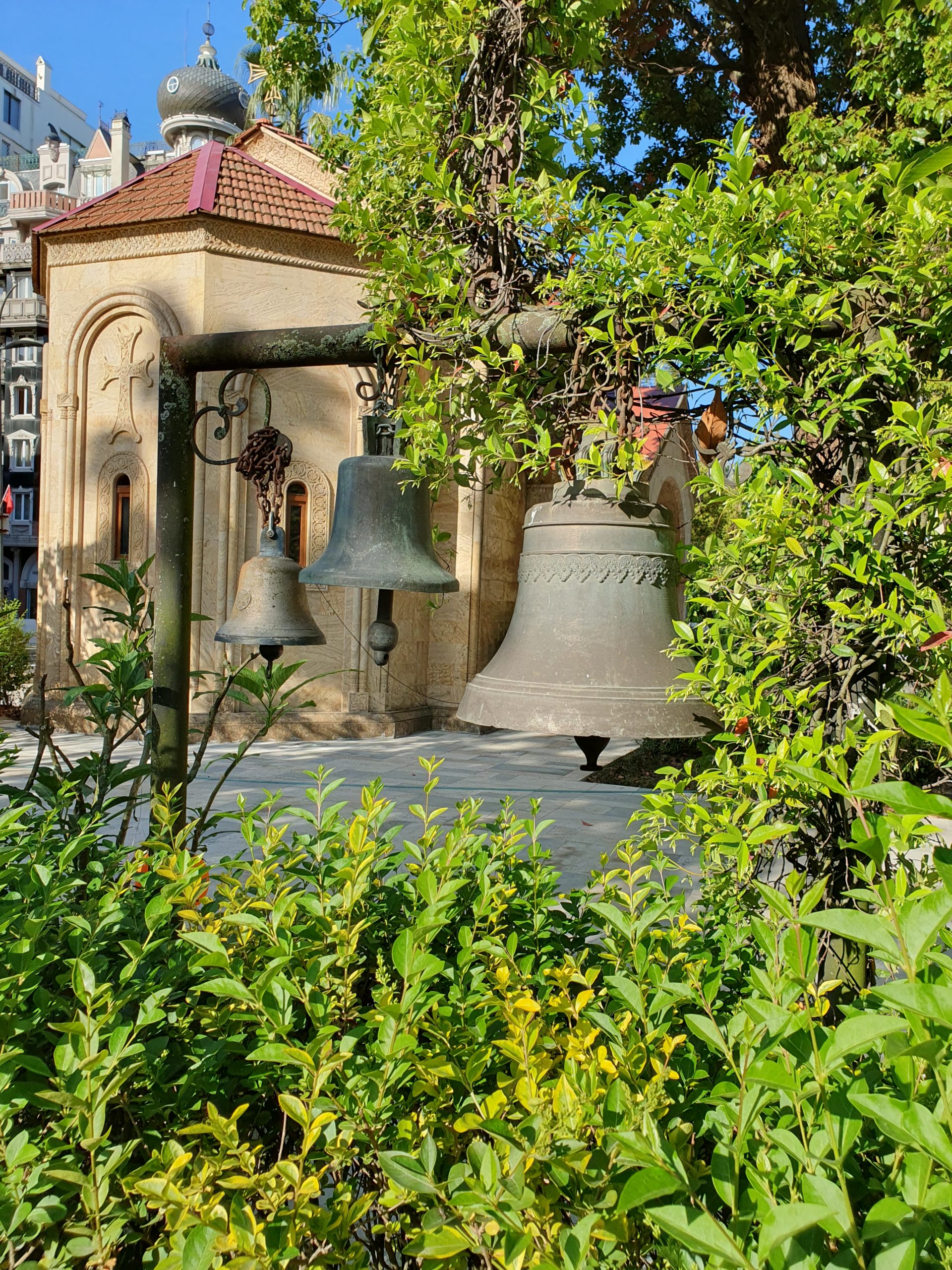 3 колокола у церкви Святой Варвары в Батуми