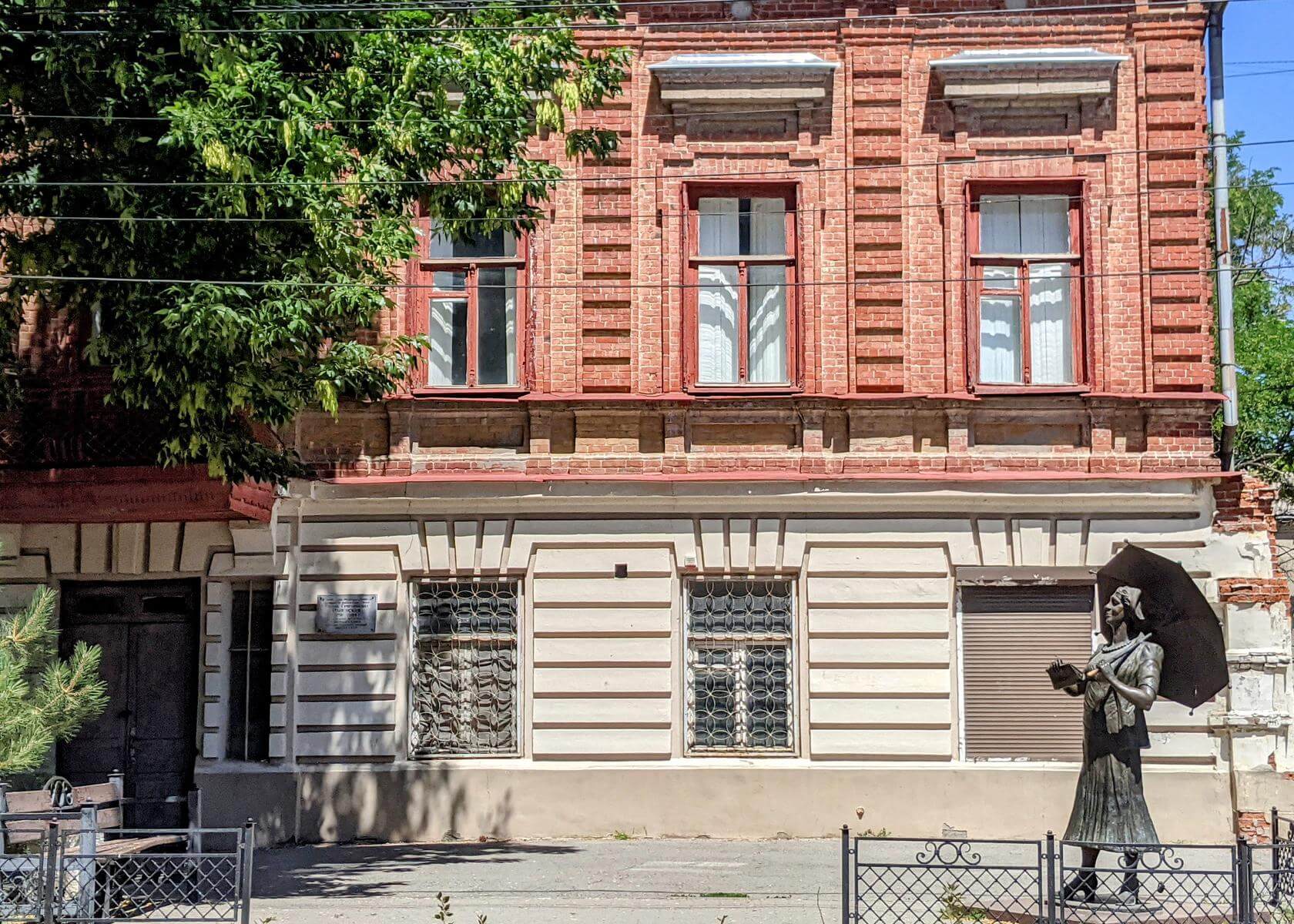 дом и памятник в Таганроге в наше время