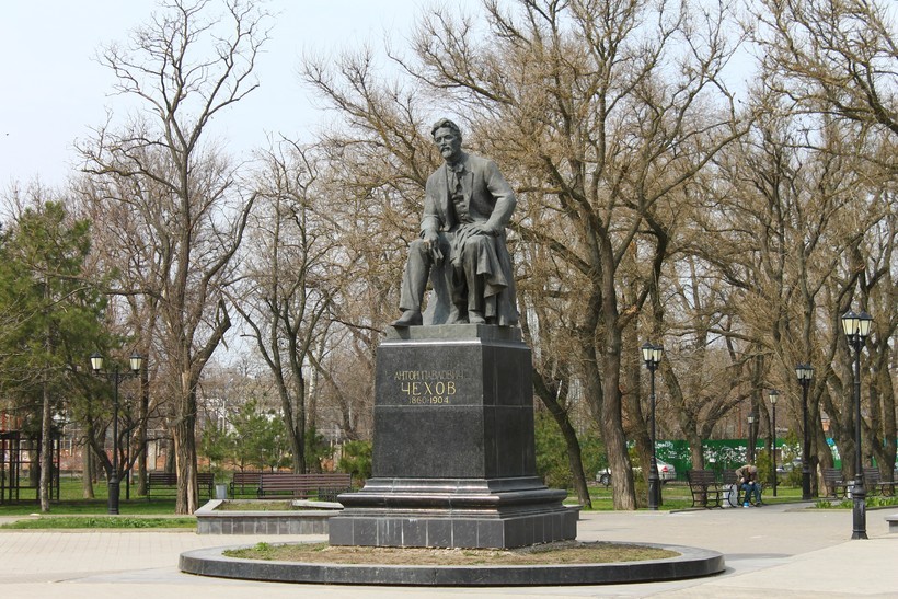 памятник в честь писателя Чехова в Таганроге