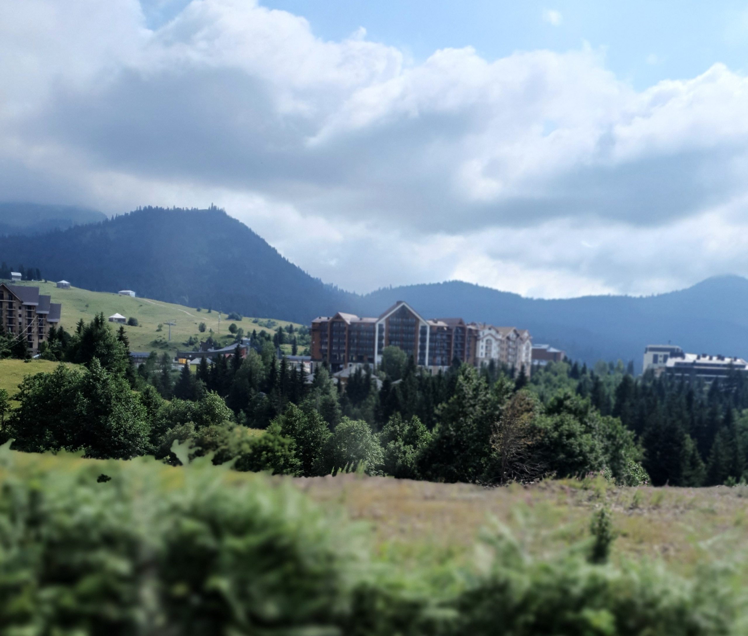 вид на гостиницы и горнолыжные подъемники